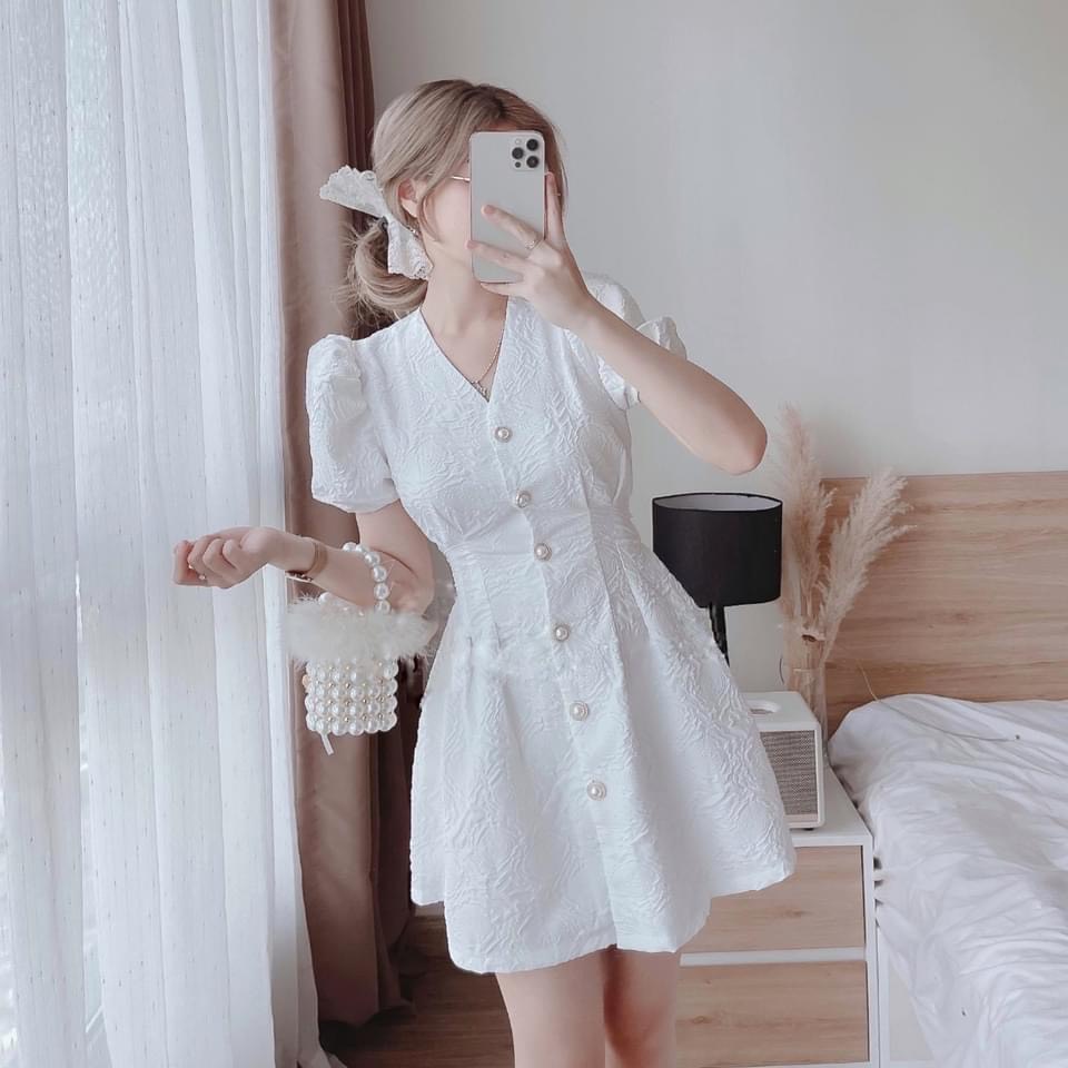 Đầm Váy Gấm Cut-Out Lưng Chun Cúc Ngọc Tay Phồng dáng xòe chữ a chất xốp về 2 màu trắng, đen phong cách ulzzang