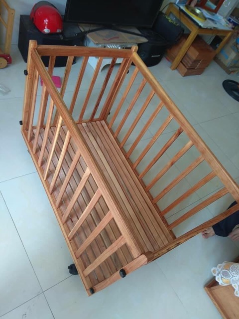 Cũi gỗ có bánh xe cho bé yêu.