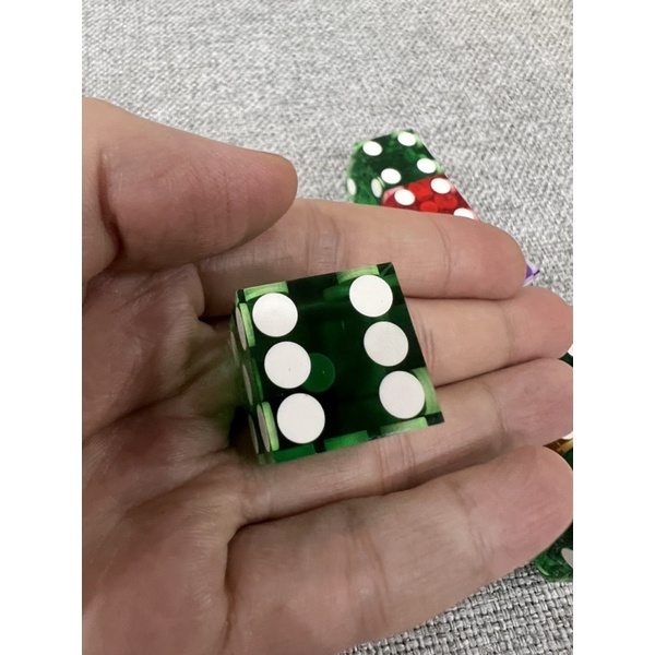 1 viên xí ngầu màu siêu đẹp có thể chơi dice stacking