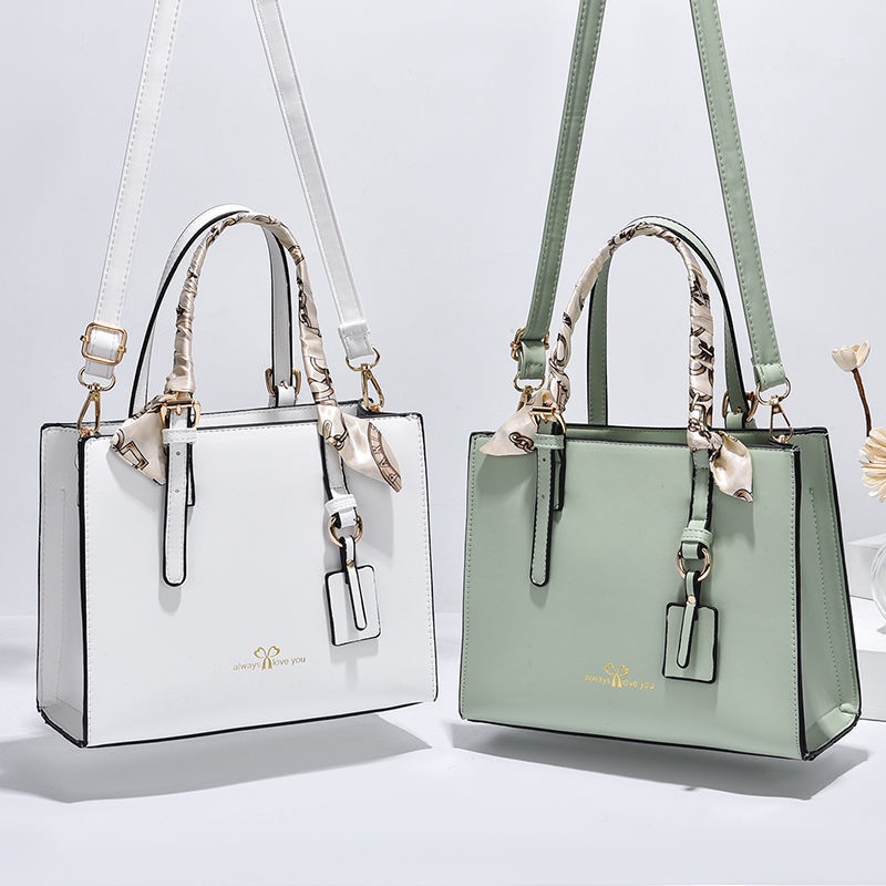 Túi xách đeo vai thiết kế đơn giản hợp thời trang