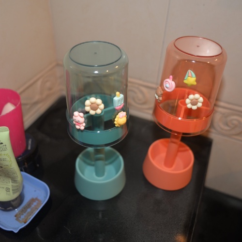 Ống đựng bàn chải và kem đánh răng tiện lợi kèm stiker ngỗ nghĩnh giúp bàn chải luôn khô ráo
