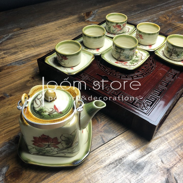 Ấm trà Bát Tràng dáng vuông vẽ tay hoa sen