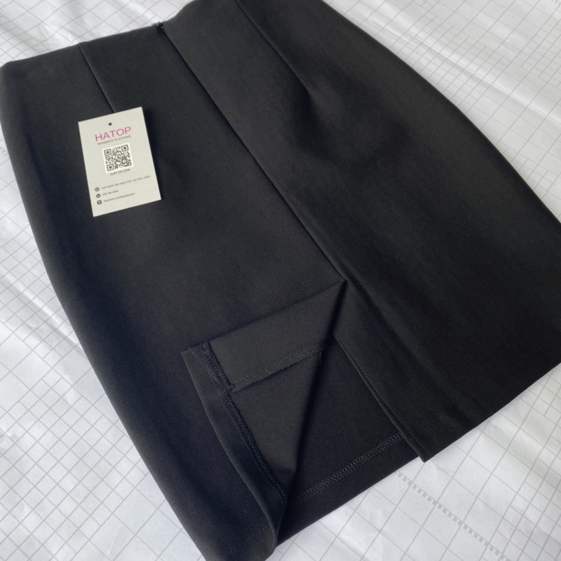 Chân váy công sở ôm HATOP xẻ sau vải thun co giãn 4 chiều loại 1 màu đen có 1 túi bên trong CVOD017
