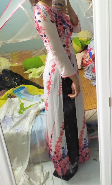 Áo dài hoa dây đỏ