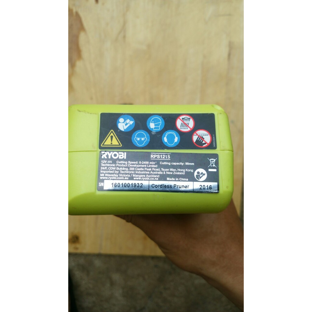 Máy cưa kiếm cầm tay dùng pin 12v hãng Ryobi KATANA
