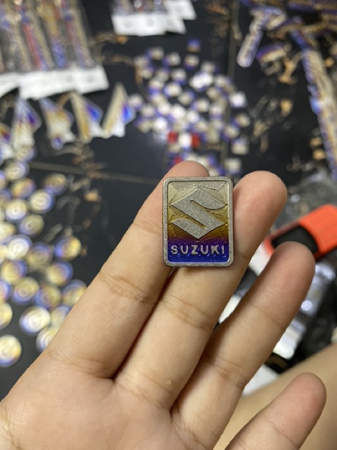 Logo Titan Suzuki Hình Vuông Sẵn Keo 3M