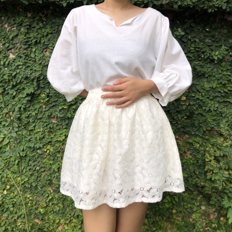 Chân váy trắng ren ngắn