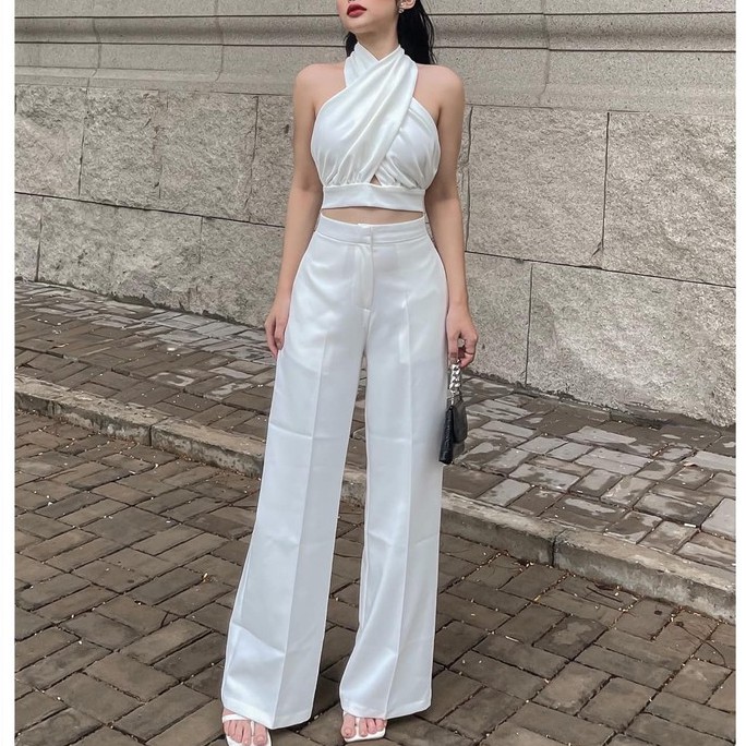 Áo croptop thiết kế cổ yếm, hai màu trắng và đen sang chảnh _ Mã sản phẩm YKT