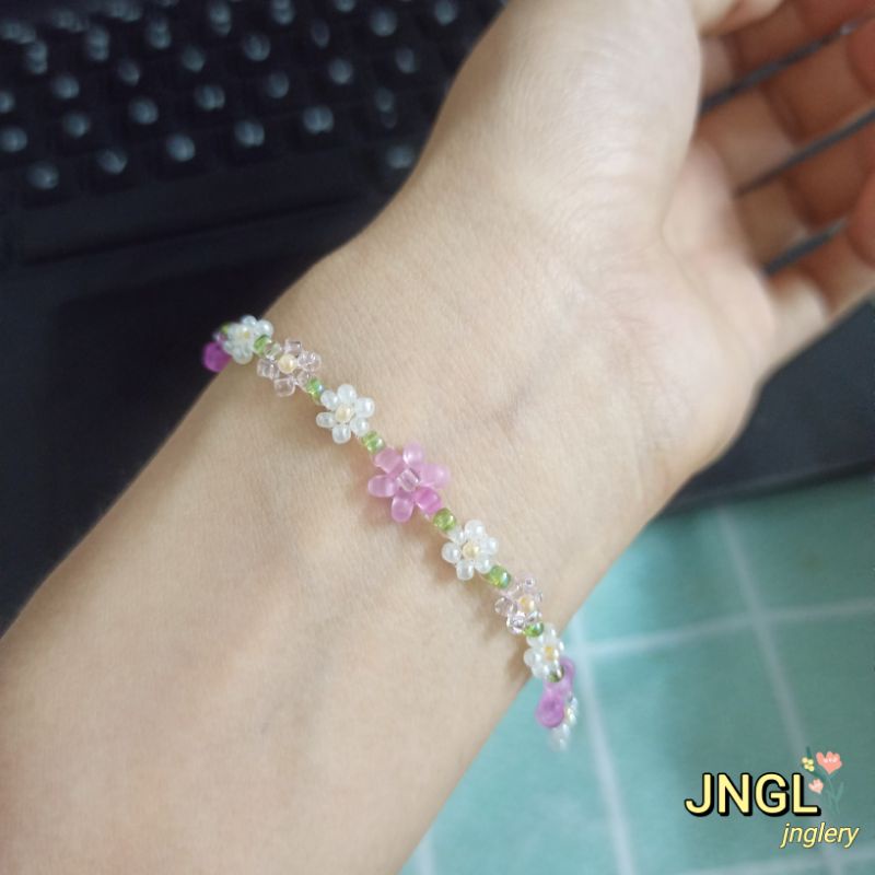 Vòng tay hạt cườm kết hoa màu hồng