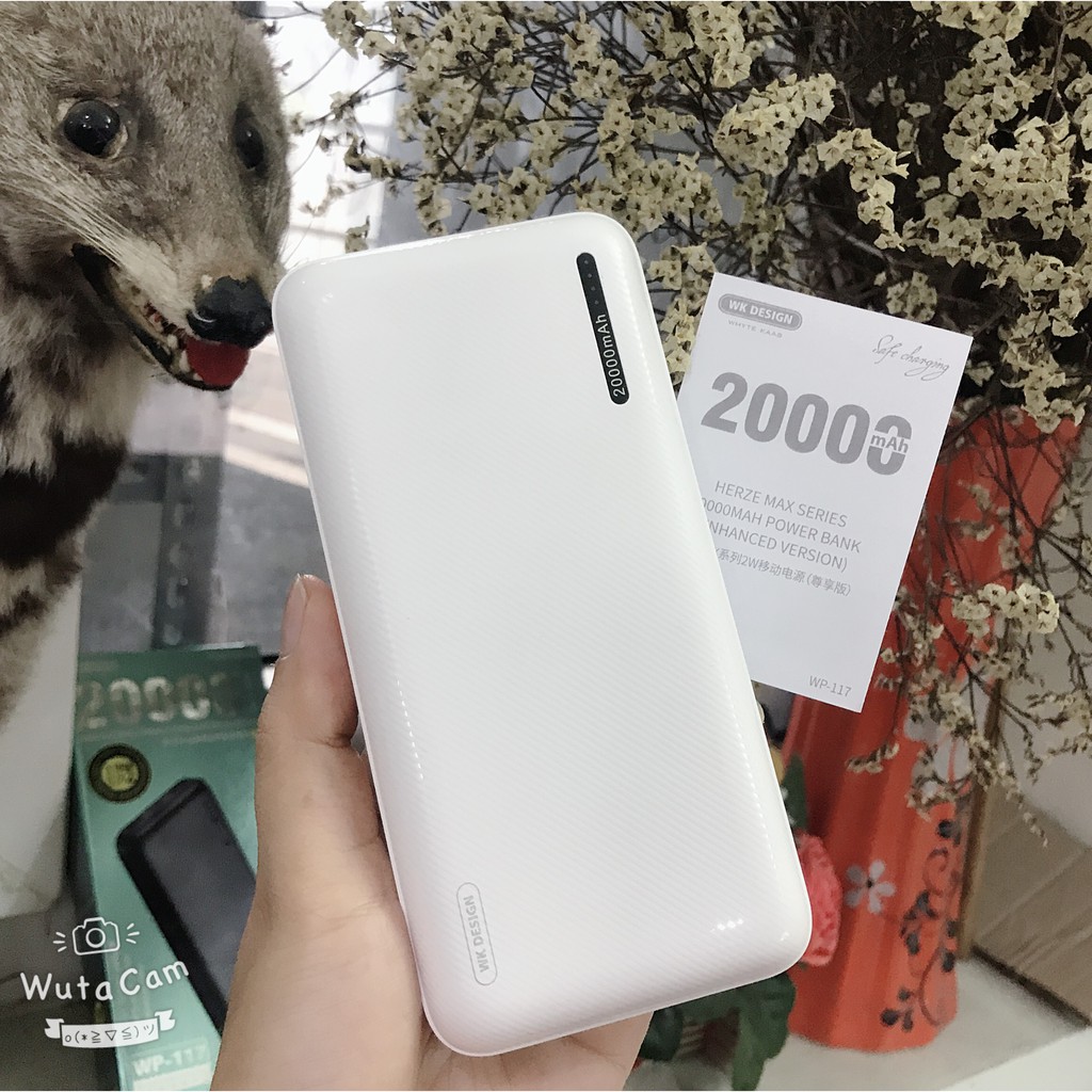 Pin sạc dự phòng 20000mah remax với thiết kế vân sọc chống trơn giúp sạc pin dự phòng nhiều điện thoại tiện ích 2 đầu ra