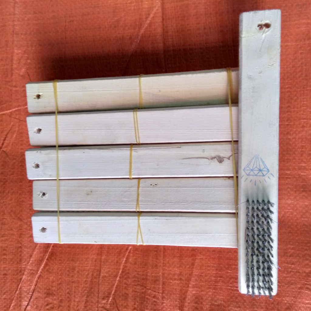 Bàn chải sắt, cọ sắt cán gỗ Kim Lan