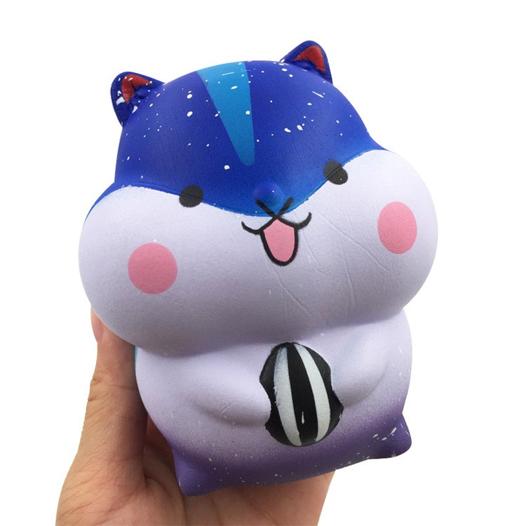 ĐỒ CHƠI SQUISHY CHUỘT HAMSTER XANH ÔM BÓNG KẺ SỌC CARO