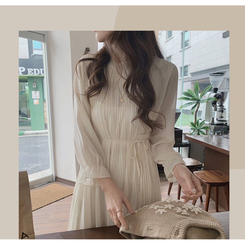 Đầm vintage kem dáng dài cổ xếp li kết hợp với áo ngoài siêu xinh