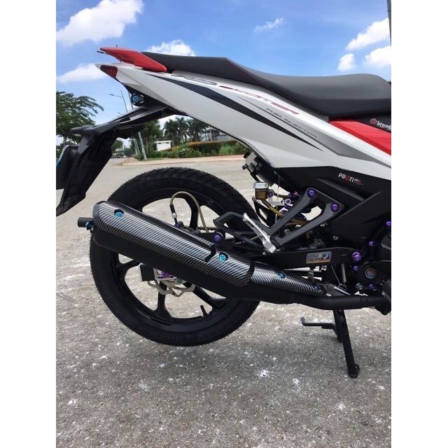 Ốp pô spark carbon.