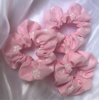 ❤️ SCRUNCHIES BUỘC TÓC HOA TRẮNG NỀN HỒNG