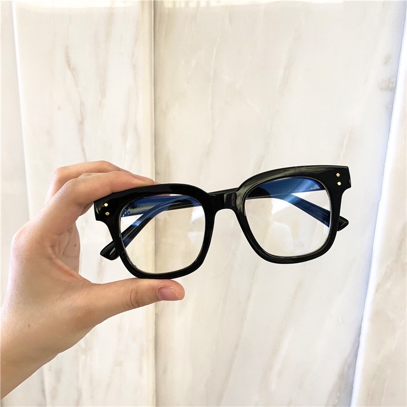 Mắt kính gọng cận chữ V form vuông 2 chấm hottrend