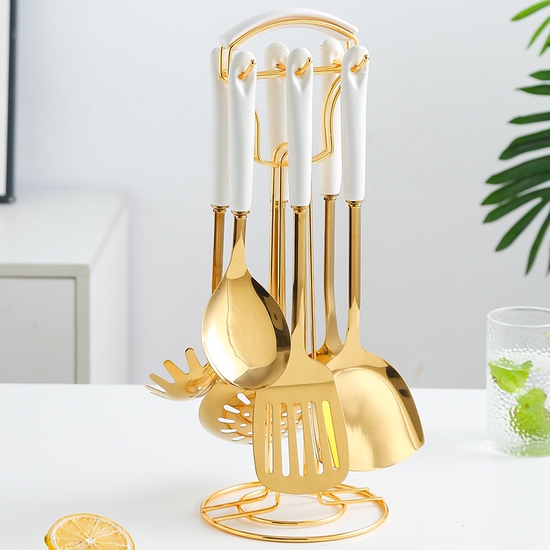 BỘ MUÔI CANH XẺNG INOX VÀNG GƯƠNG CÁN SỨ KÈM GIÁ TREO | BỘ MUÔI VÁ VÀNG GƯƠNG CAO CẤP (LOẠI 1 BẢN SỨ CẦM DÀI)