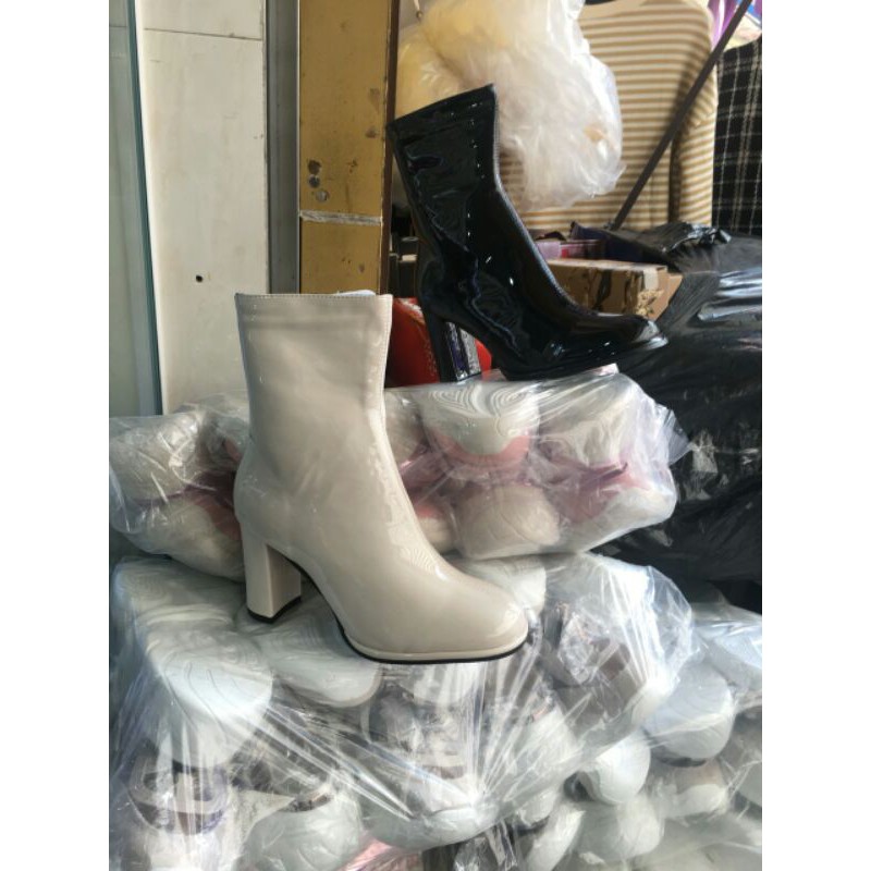 Boot gót vuông cao cổ  mũi tròn đen kem cao cấp hộp hoa đào.