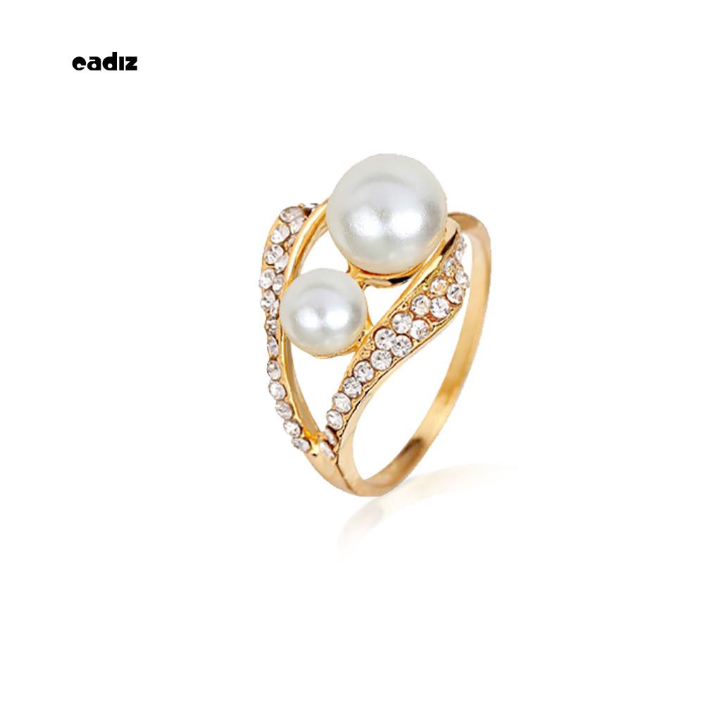 Bộ nữ trang gồm dây chuyền mặt đá pha lê quyến rũ và bông tai