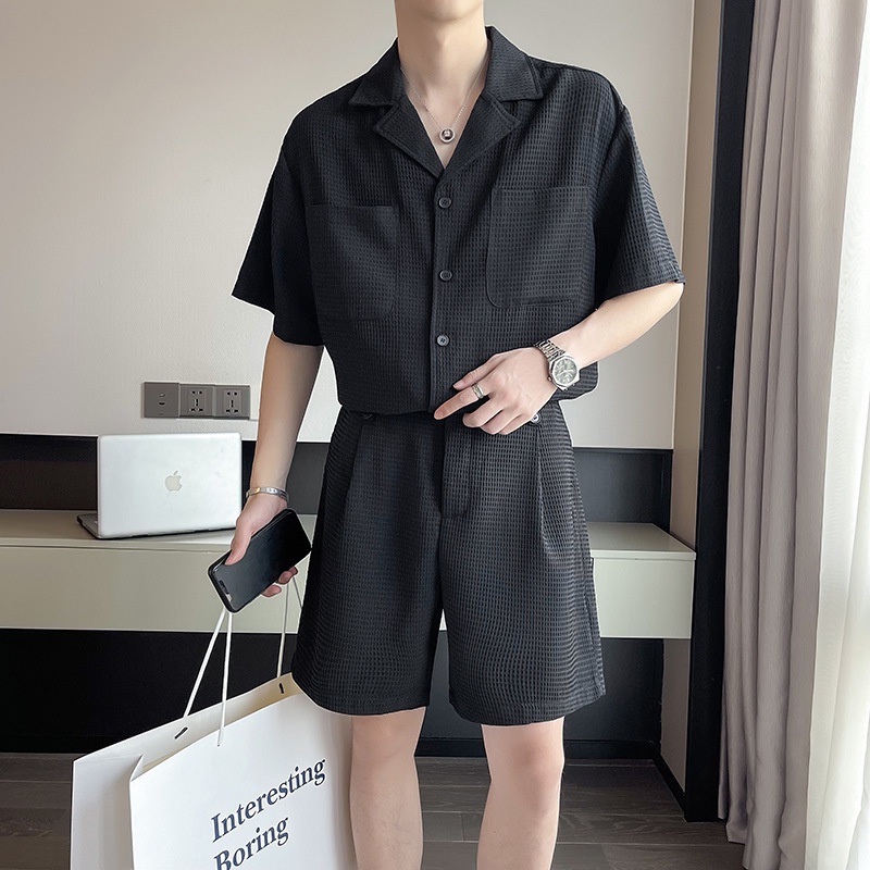 Set 2 món gồm áo sơ mi tay ngắn cổ vest + quần short dáng rộng phong cách thường ngày cho nam