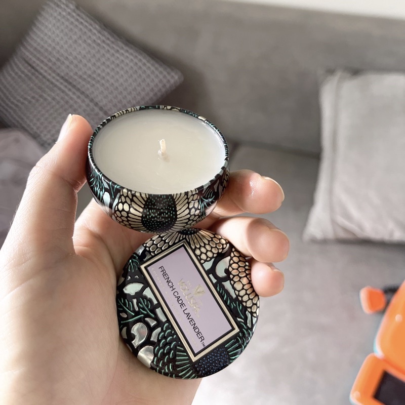 Nến thơm VOLUSPA French Cade &amp; Lavender Decorative Tin Candle