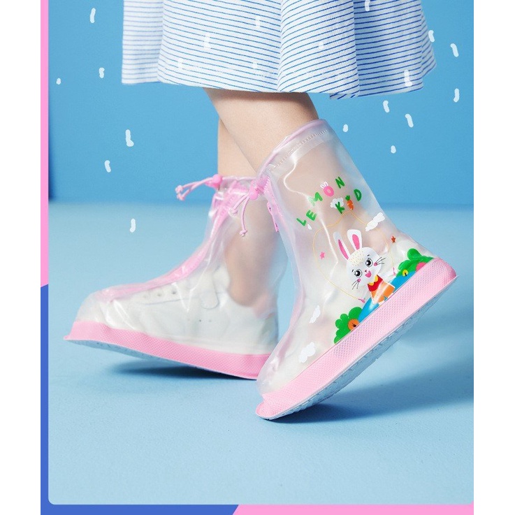 Ủng chân đi mưa , giày đi mưa tiện lợi bọc giày cho bé bằng nhựa dày mềm trong suốt  ( giao họa tiết ngẫu nhiên )