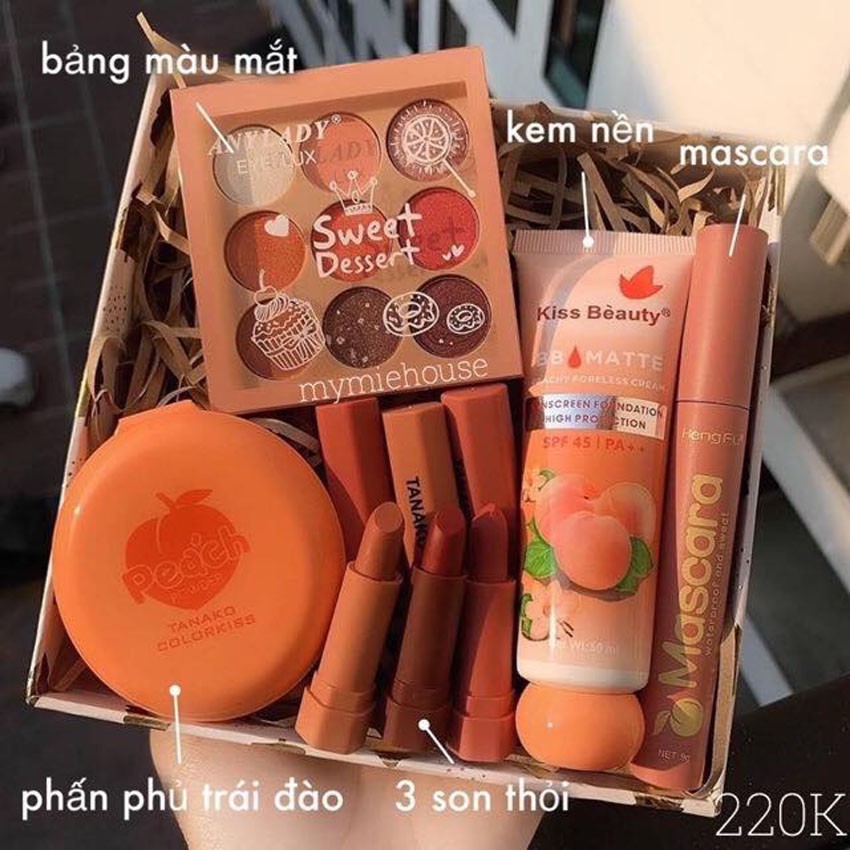 Set trang điểm gồm 5 Món Đào Kiss Beauty,Tone cam đào đầy đủ cho các bạn Nữ.Không thể thiếu ,tặng kèm 1 Túi đựng Mỹ Phẩm