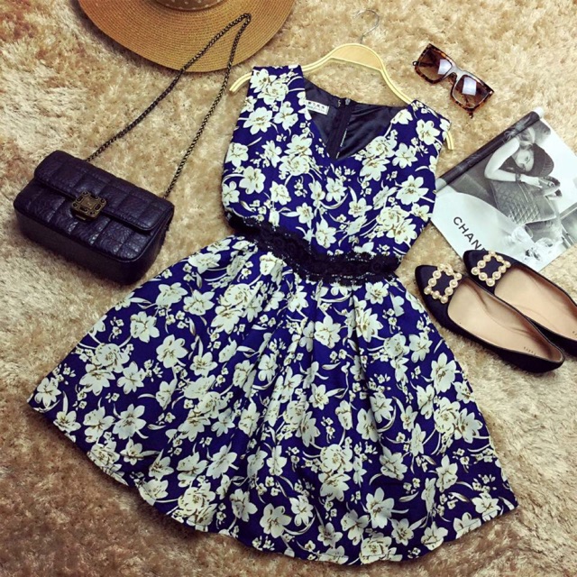 Đầm hoa xoè eo ren