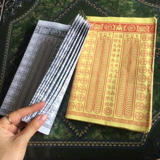 1 xấp tiền chuỗi trắng,chuỗi vàng