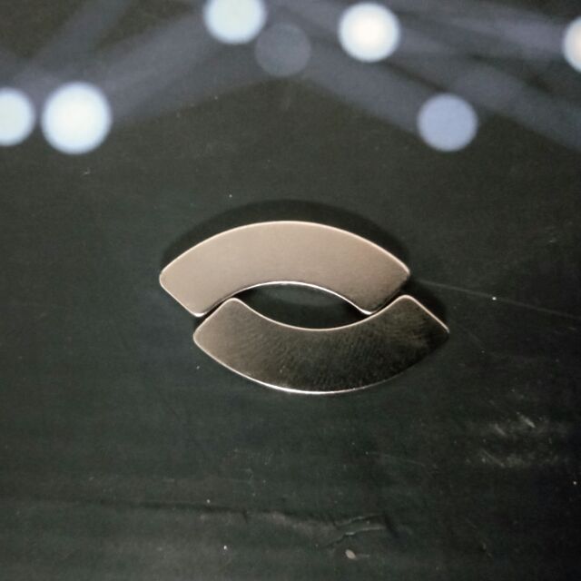 Nam châm tháo ổ cứng máy tính.