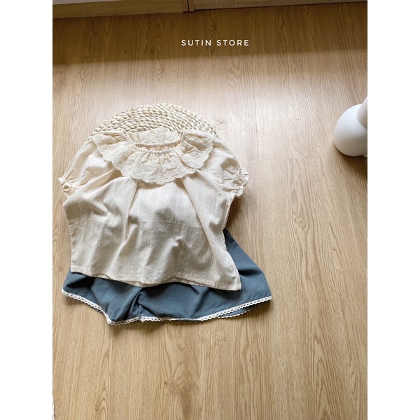 Áo sơ mi cổ bèo ren