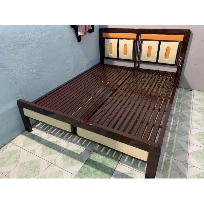 Giường sắt khung hộp giả gỗ sọc cam 1m6x2m