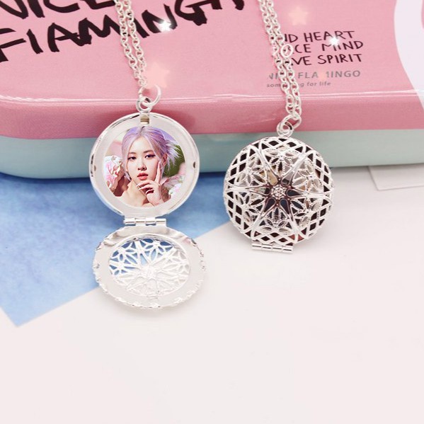 Vòng cổ in hình Jennie Jisoo Lisa Rosé nhóm nhạc ĐEN HỒNG đóng nắp kim loại xinh xắn idol thần tượng xinh xắn