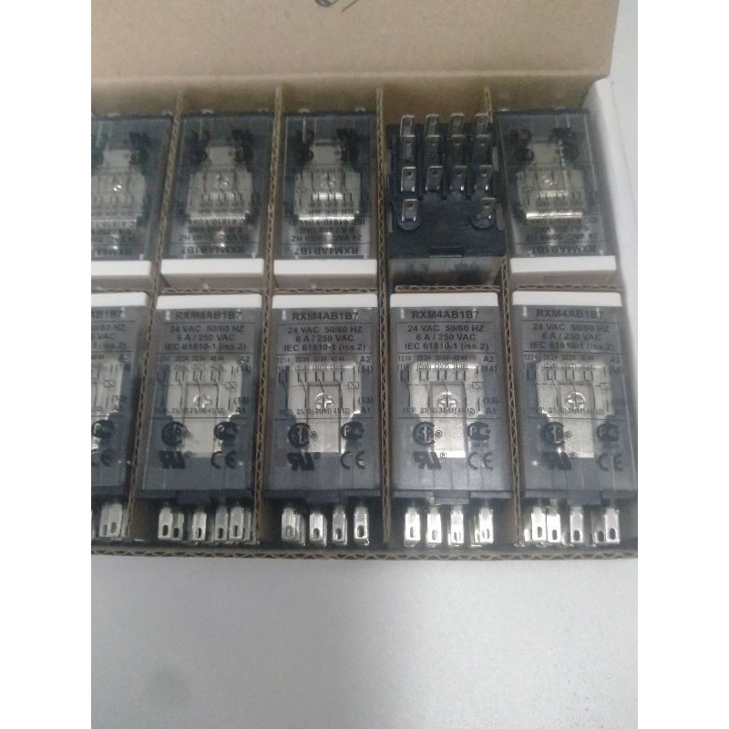 Rolay trung gian 14 chân Schneider RXM4AB1B7 có đèn báo, có nút test nguội