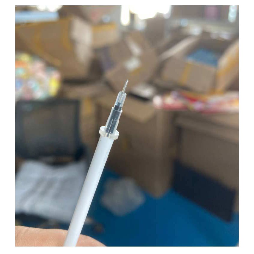 Ngòi bút gel nước mực đen được bọc lớp trắng bên ngoài ngòi 0.38mm