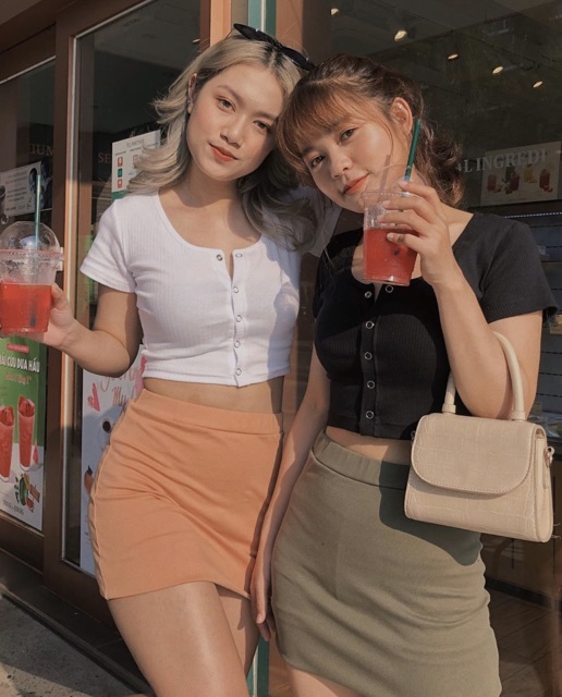Áo croptop nút bấm đơn giản dễ phối đồ