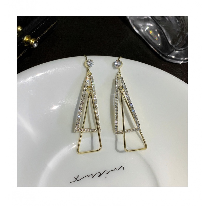 Hoa tai dáng dài hình tam giác phong cách thời trang