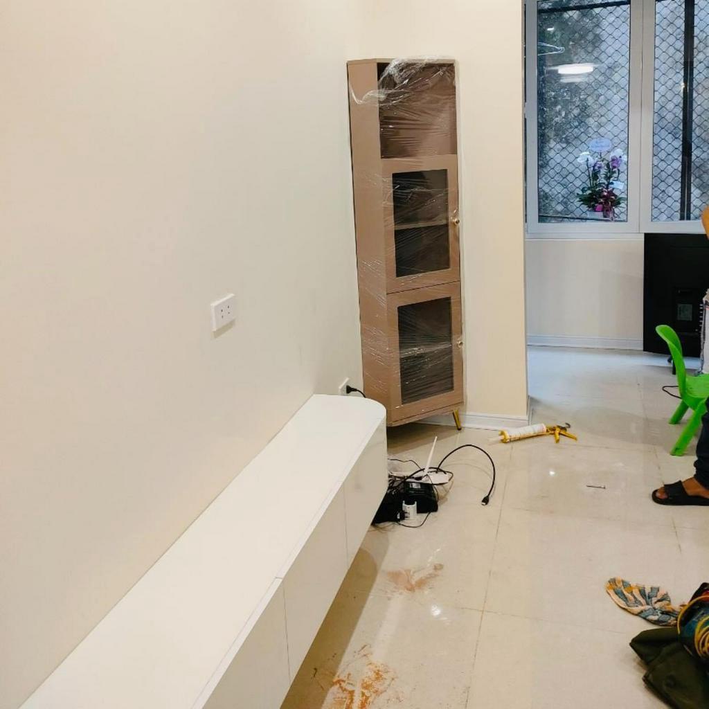 Kệ tivi treo tường hiện đại kiểu dáng bo cong sang trọng cho phòng khách TDTV77