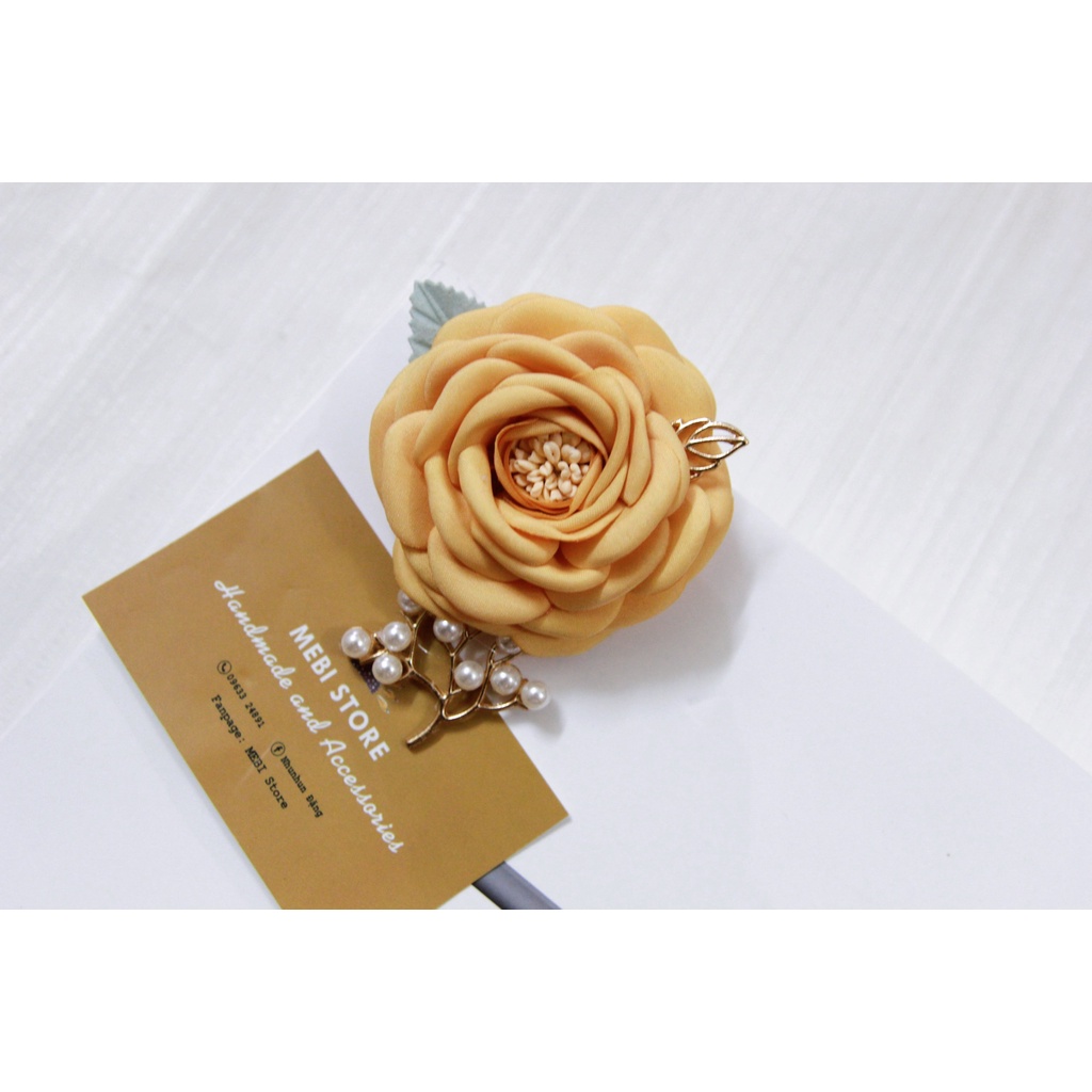 Hoa cài áo handmade mẫu hoa cánh tròn màu vàng cam mix cành kim loại trai chùm