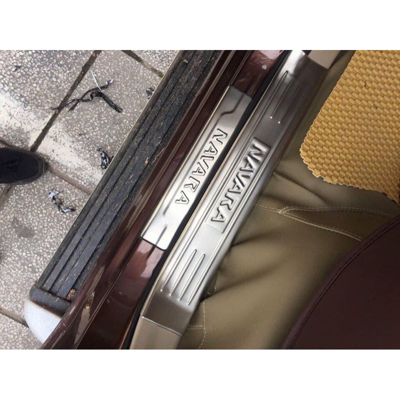 Ốp Bậc Cửa Cho Xe Nissan Navara 2016 đến 2020 Mâu Inox ko gỉ