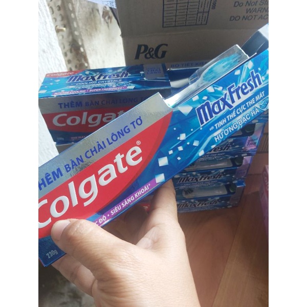 Kem đánh răng Colgate Maxfresh 230g tặng bàn chải