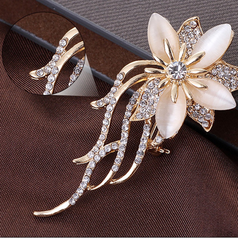 Trâm cái áo hình hoa đính đá sang trọng