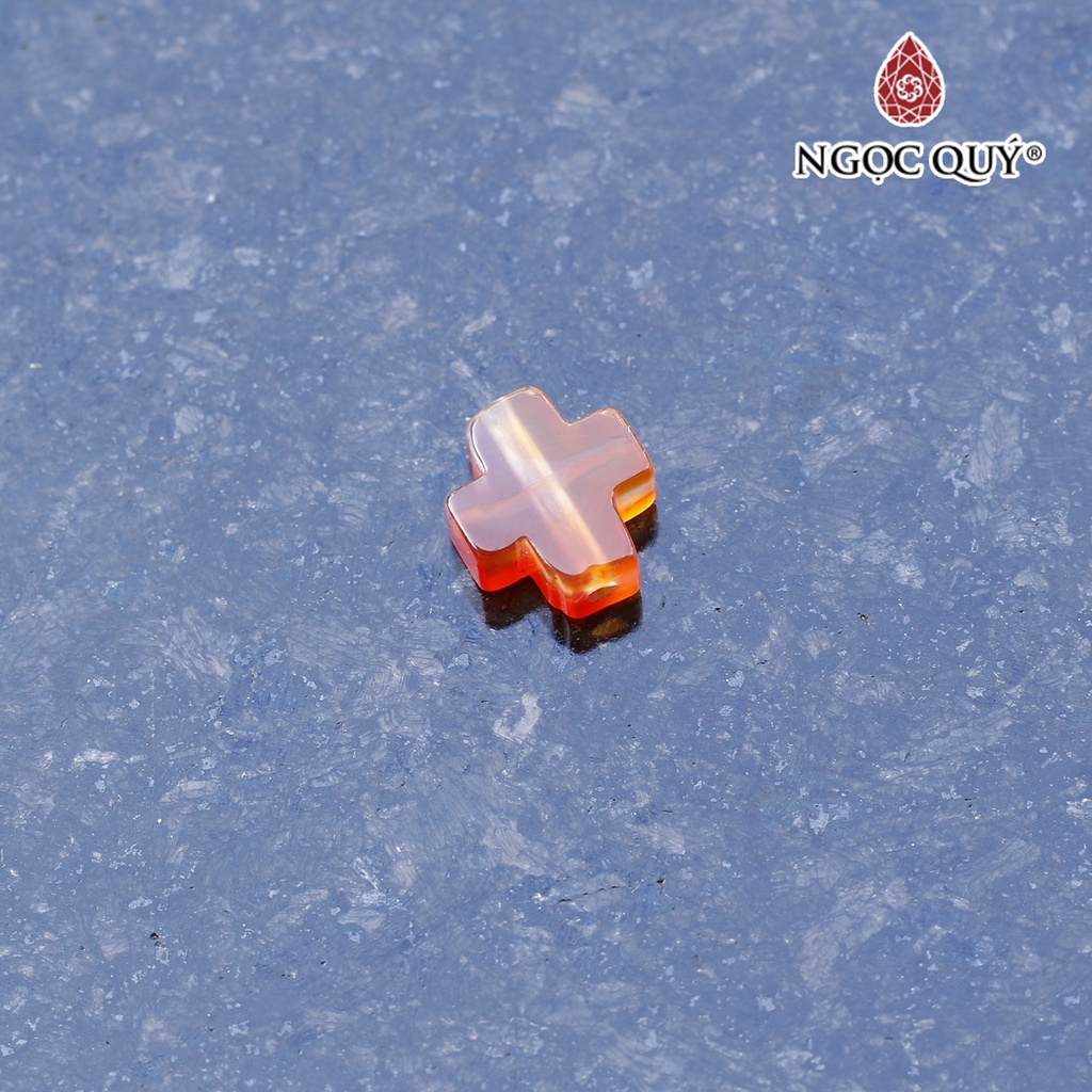 Mặt dây chuyền thánh giá xỏ ngang đá mã não đỏ - Ngọc Quý