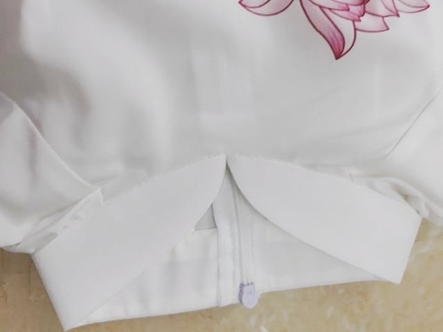 Bộ áo dài truyền thống họa tiết hoa sen màu trắng.