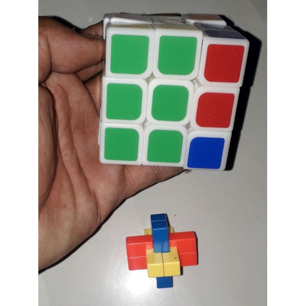 Một cục Rubik 3x3x3 kèm đế trưng bày bằng nhựa xoay rất trơn