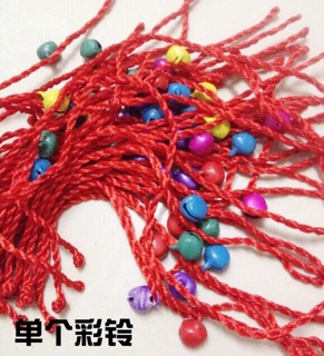 Vòng tay đỏ may mắn.