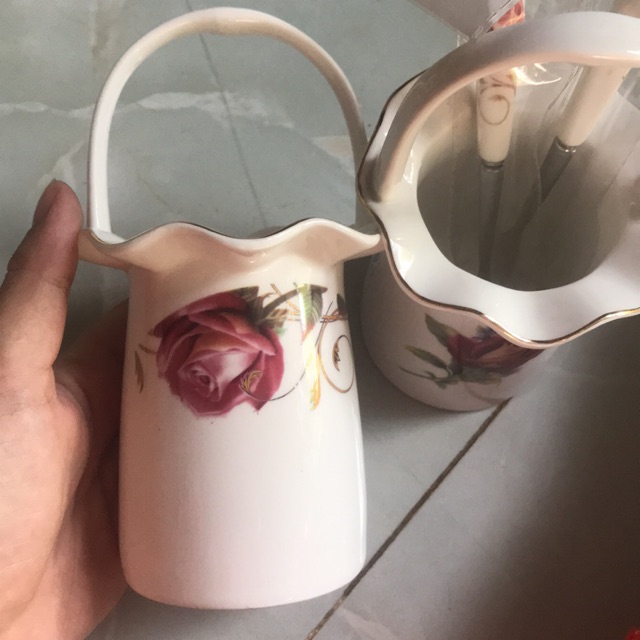 Thố sứ cắm thia dĩa