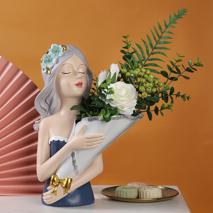 Lọ cô gái ôm hoa Sirley Asaka - Lọ hoa hình cô gái