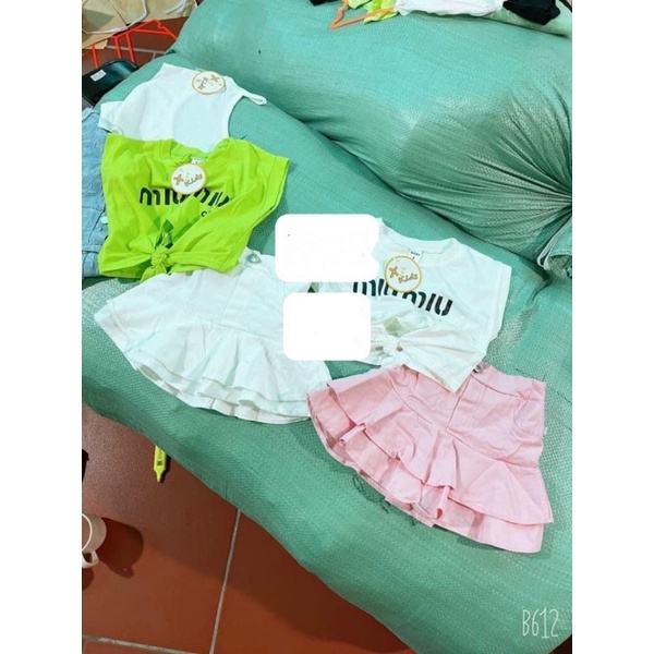 Bộ Miu buộc nơ cho bé gái