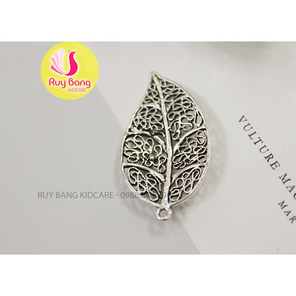 Cành lá kim loại, center đá đính hoa vải handmade